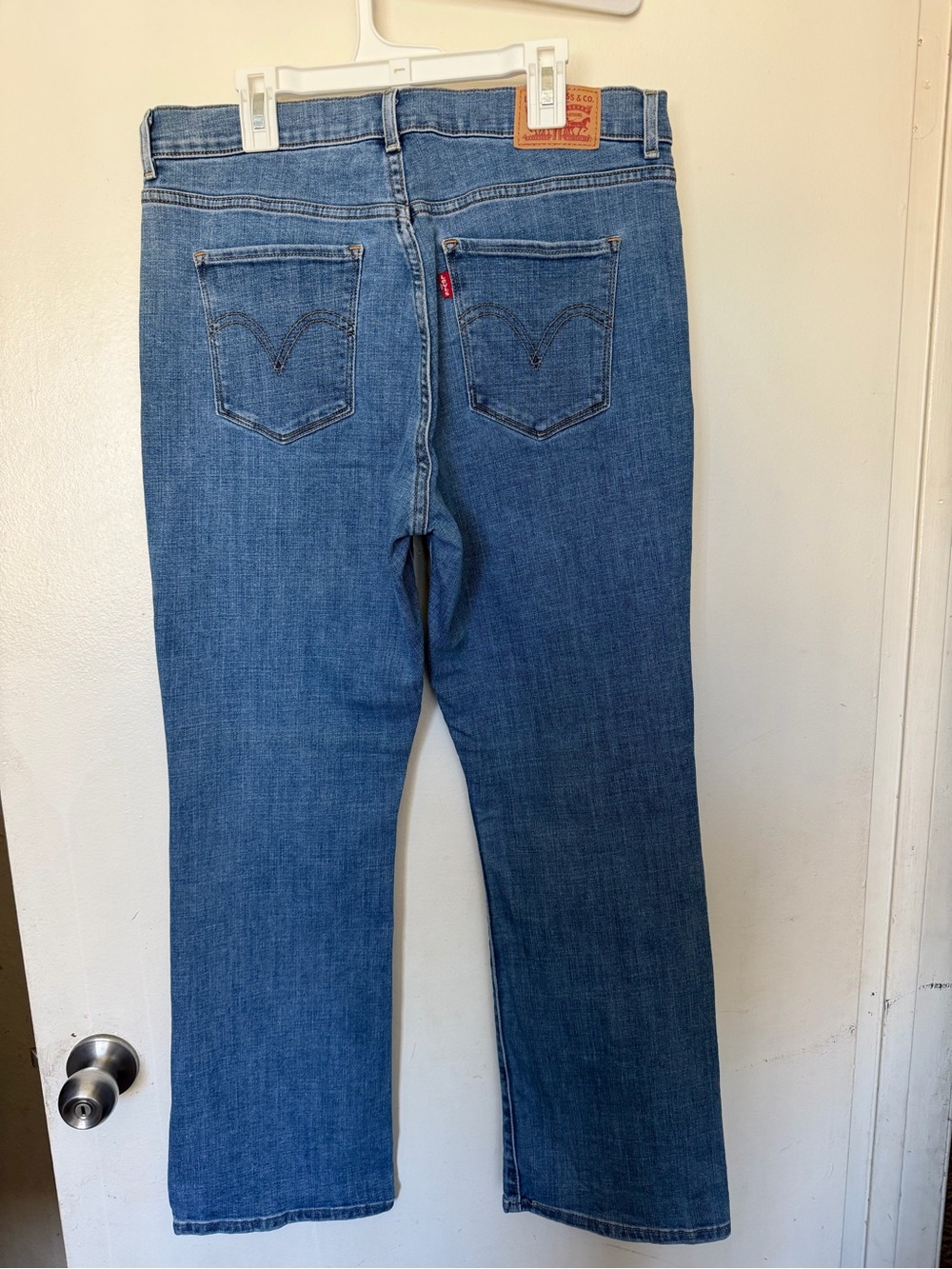 Levi’s Classic Boot Jeans Women’s Size 10 Short W30 L30 Medium Wash Denim - Picture 3 of 12